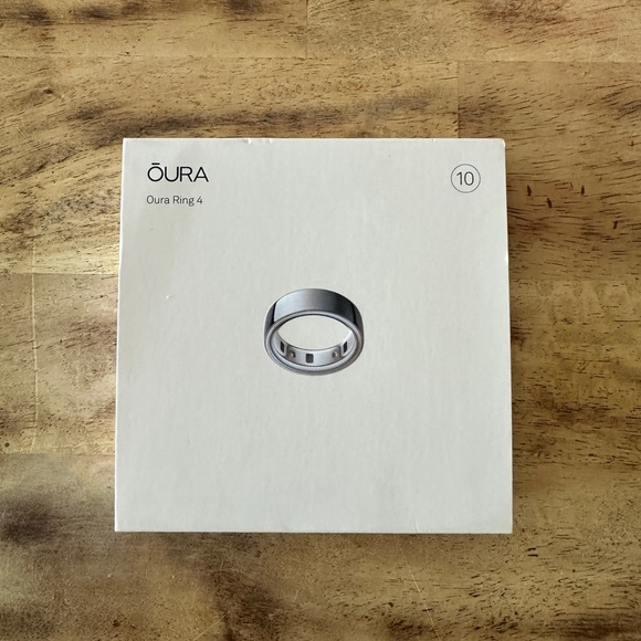 Oura Ring 4 in Elegant Silver